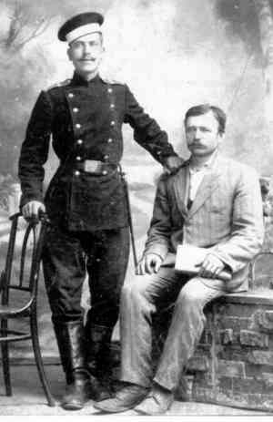Слева - Л.Д. Голотюк. Фото 1912-1913 г.